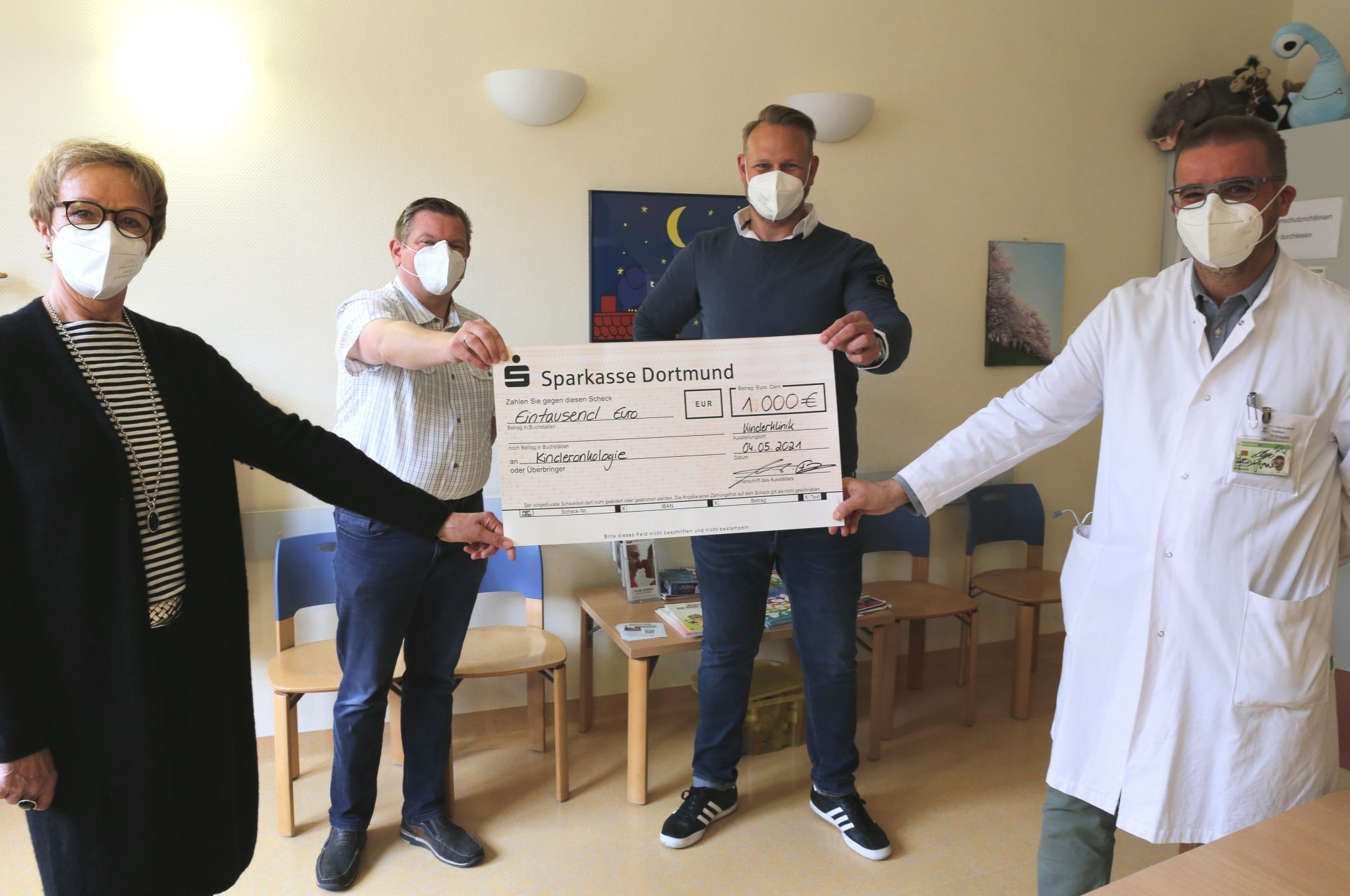 Die Firma BSI übergibt 1.000 Euro an Kinderkrebsstation des Klinikums